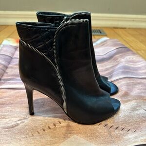 ◼️Peep toe, so sexy black booties◼️